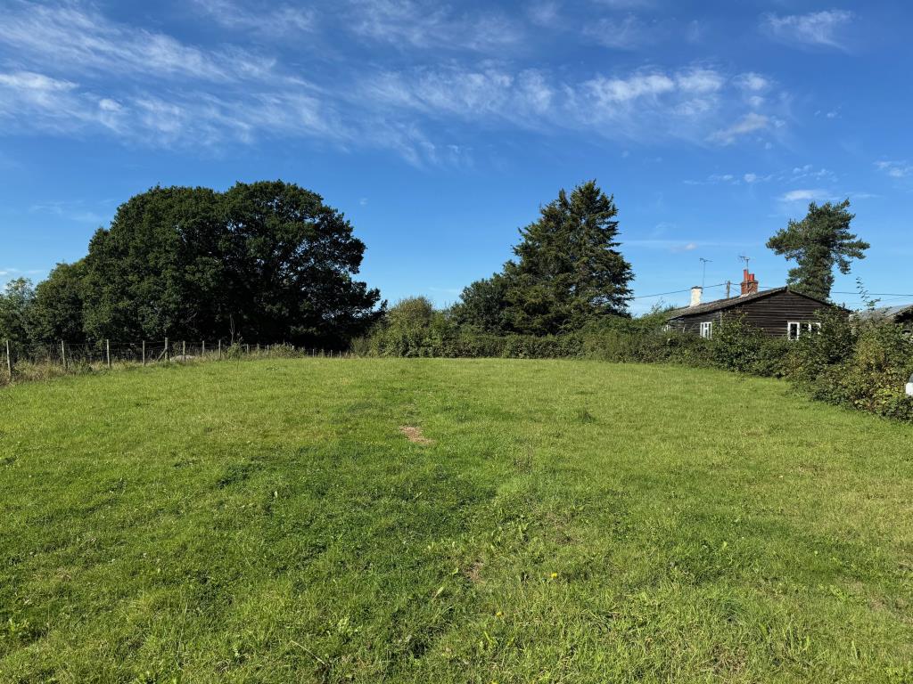 Lot: 150 - SEMI-DETACHED BUNGALOW IN RURAL LOCATION WITH POTENTIAL - Paddock